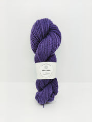 Lana di pecora Sopravissana da filiera corta,
Filato sport - ferri o uncinetto 3,5/4,5
150mt per 50 gr,
Colore viola ottenuto con tintura naturale di legno campeggio